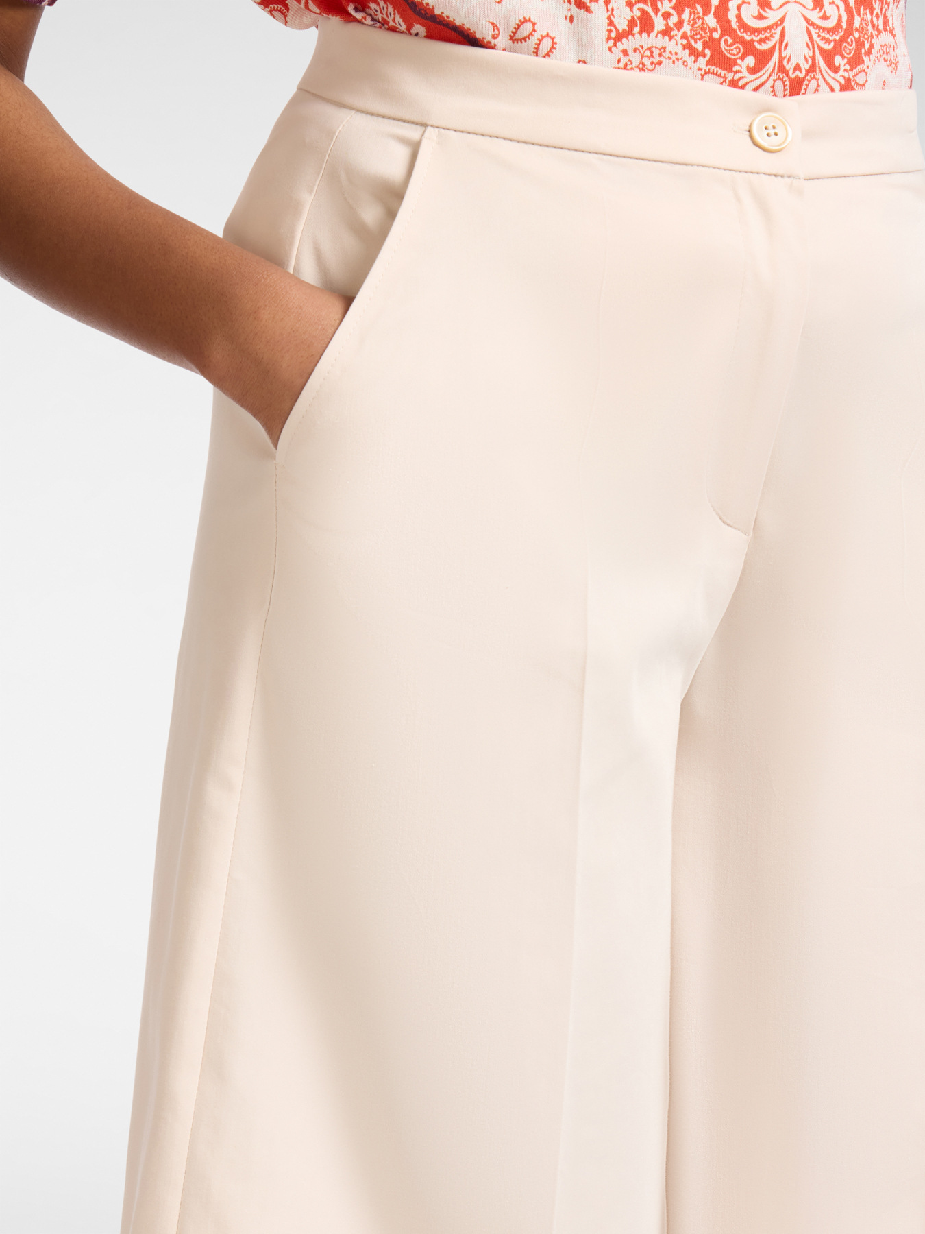 Pantaloni corti in misto cotone image number 3