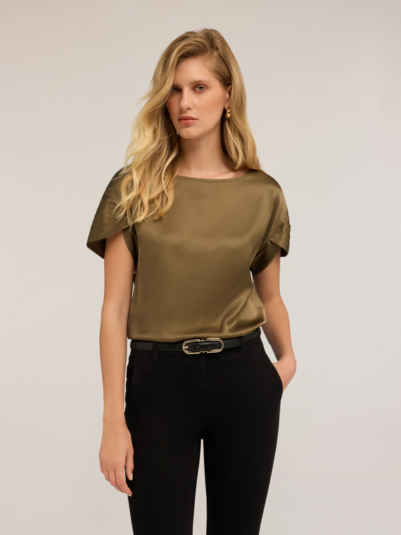 Blusa con maniche a petalo