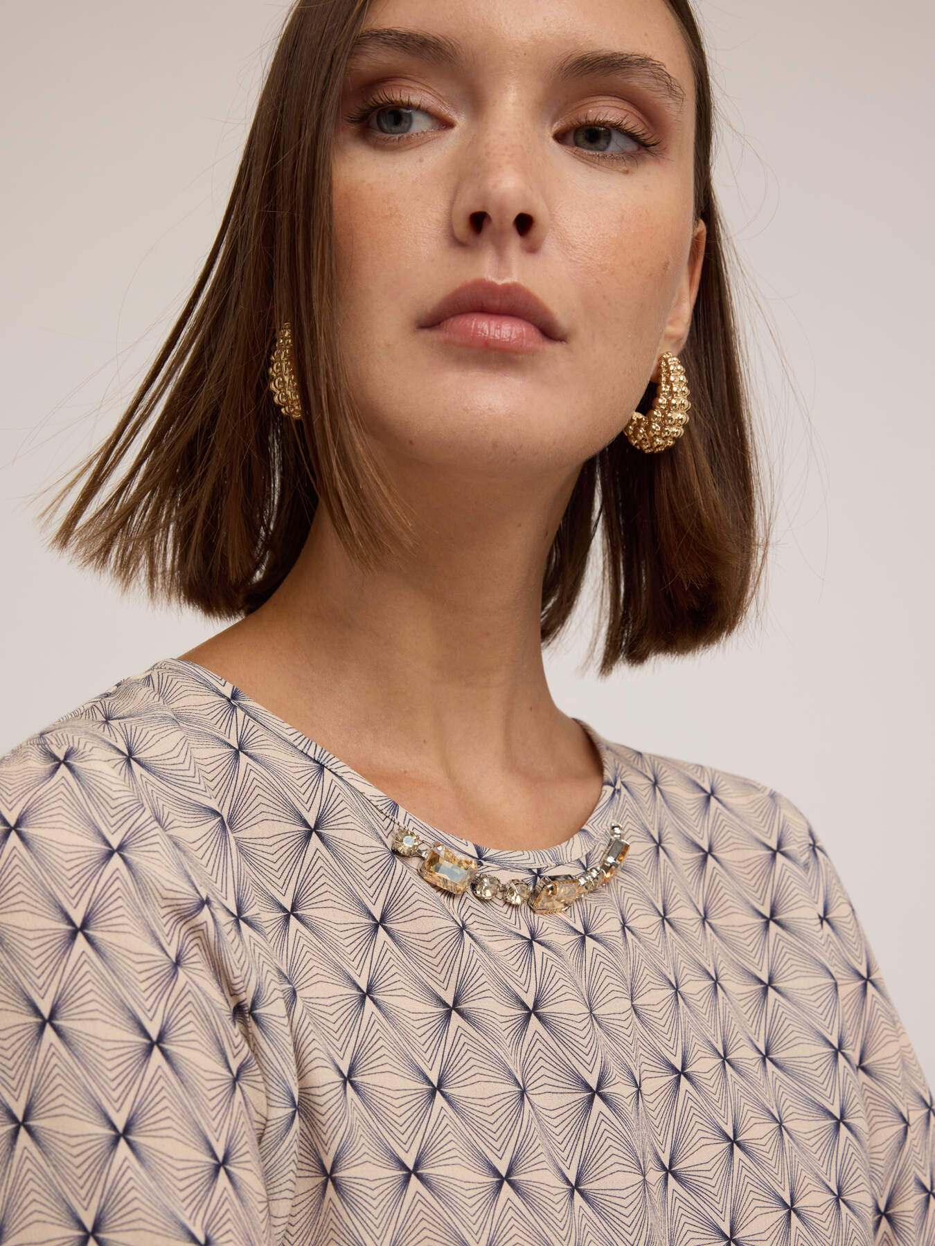 Blusa con estampado geométrico y bordado de piedras image number 3