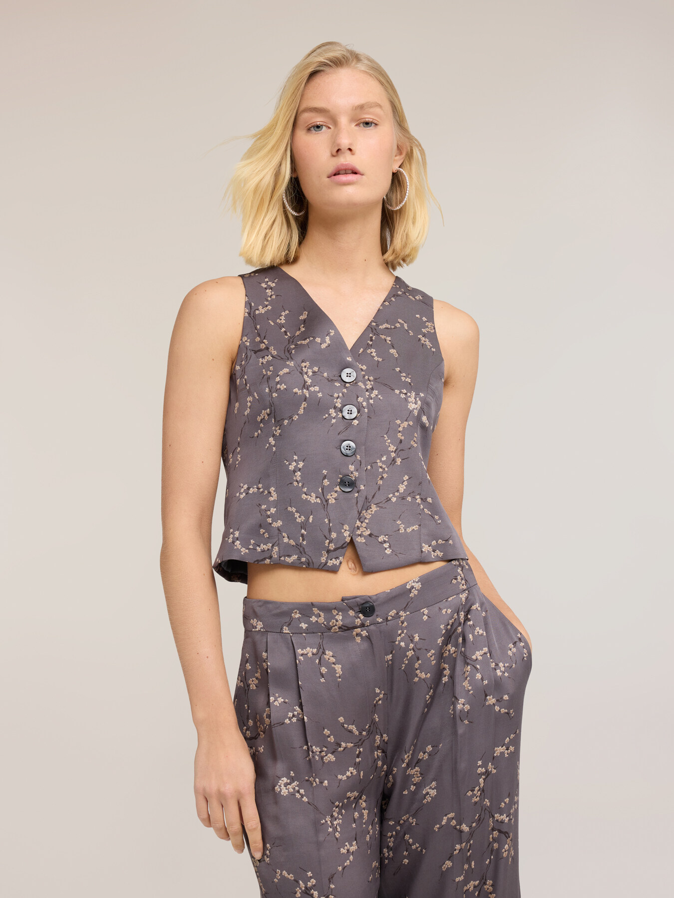 Weste aus Viskose-Twill mit Blumendruck image number 0