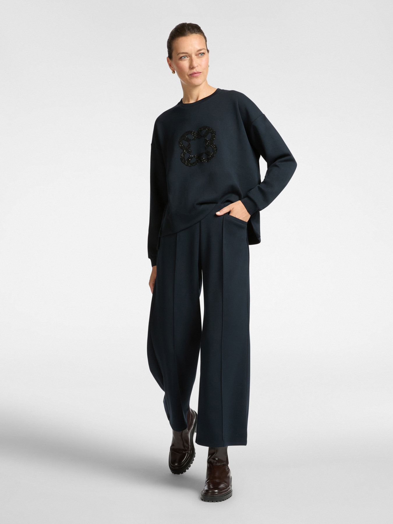 Lightweight scuba cropped trousers image number 0