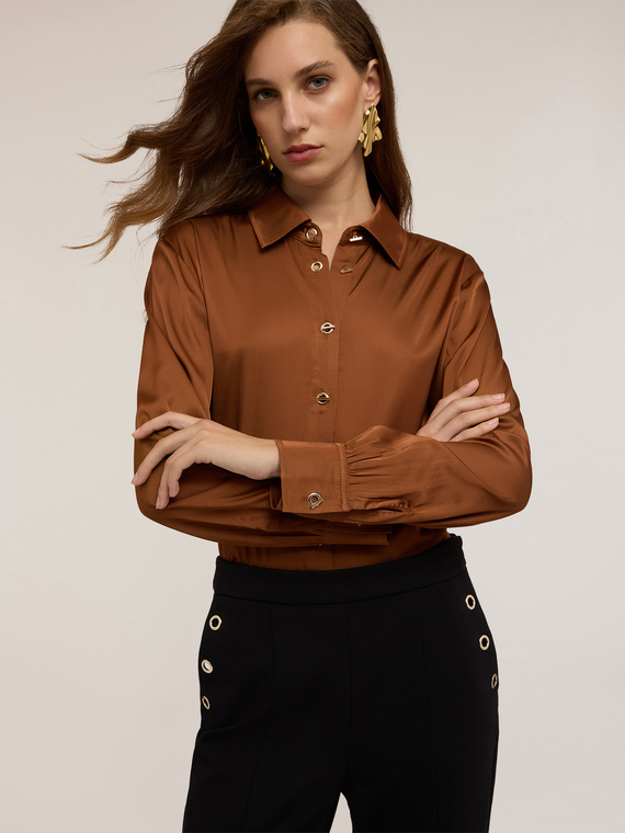 Chemise en satin avec œillets