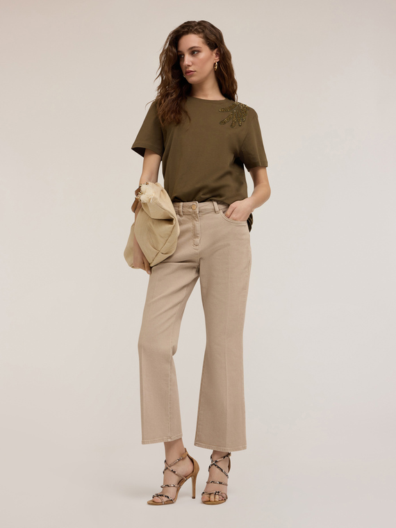 T-shirt con patch ricamato
