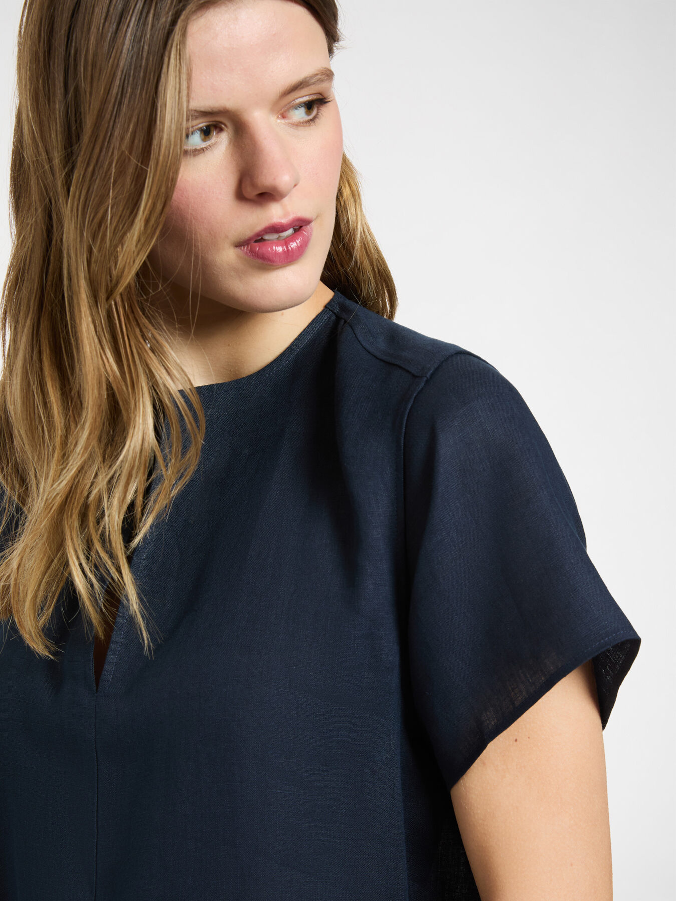 Long linen dress with V-neck image number 4