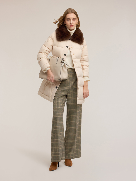 Langer Daunenmantel mit hohem Kragen