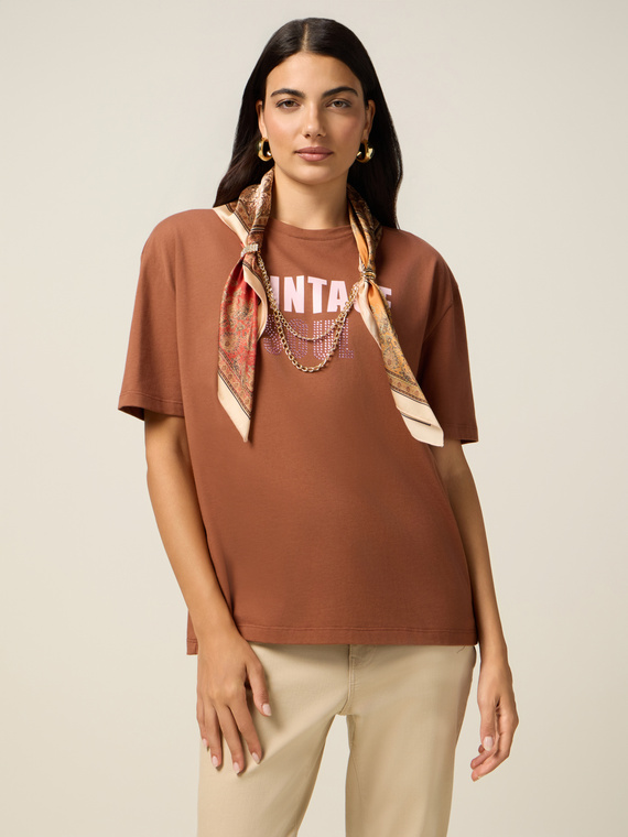T-shirt con stampa e foulard