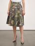 Midi-Faltenrock mit Camouflage-Muster image number 1