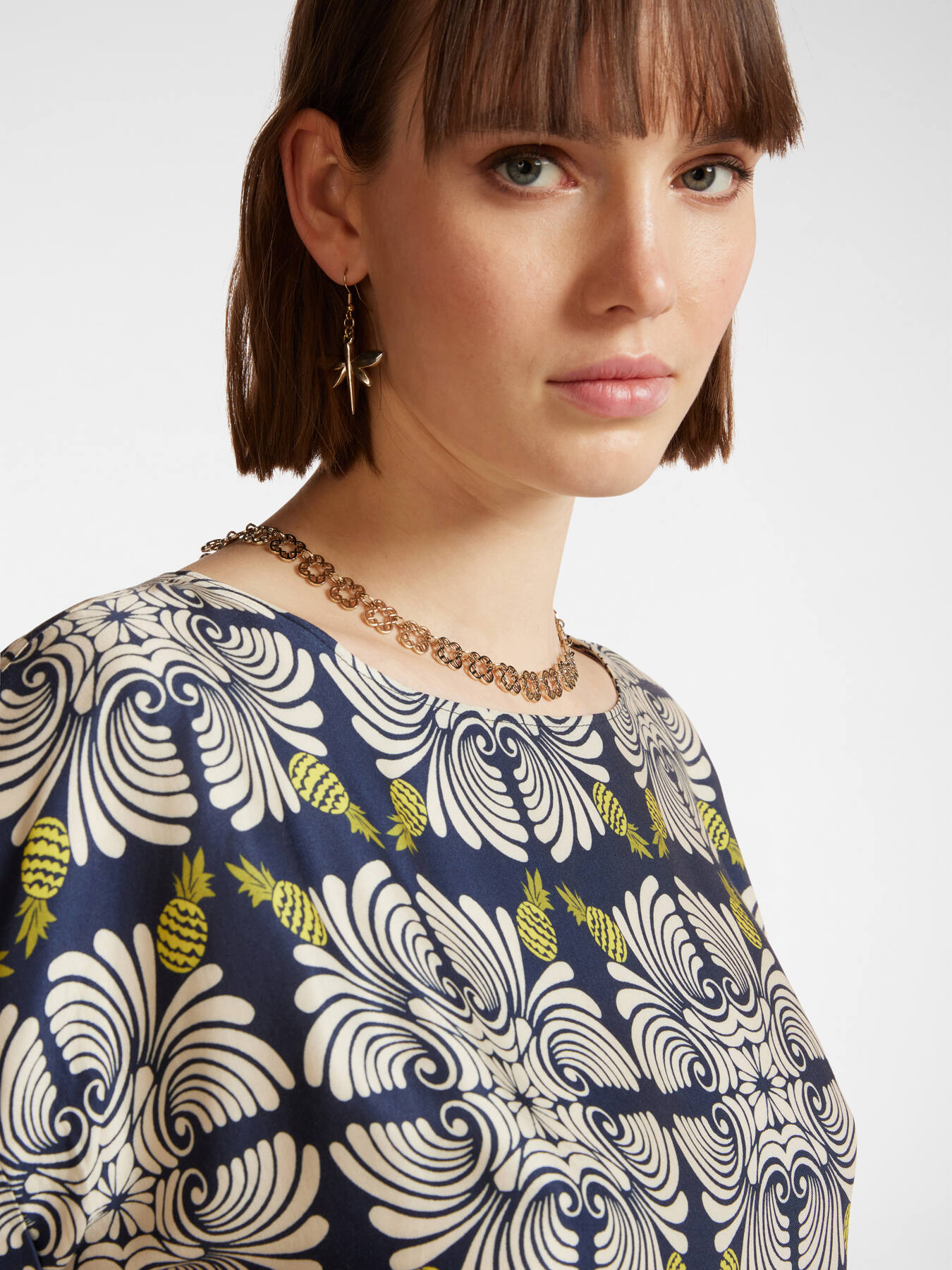 Blusa viscosa estampada image number 3
