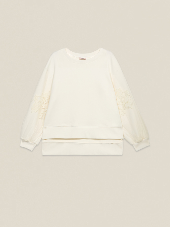 Geschlossener Pullover mit Stickereien auf den Ärmeln