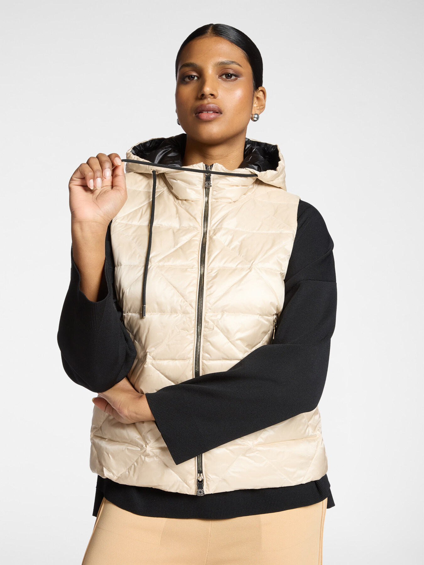 Lightweight sleeveless down jacket image number 0