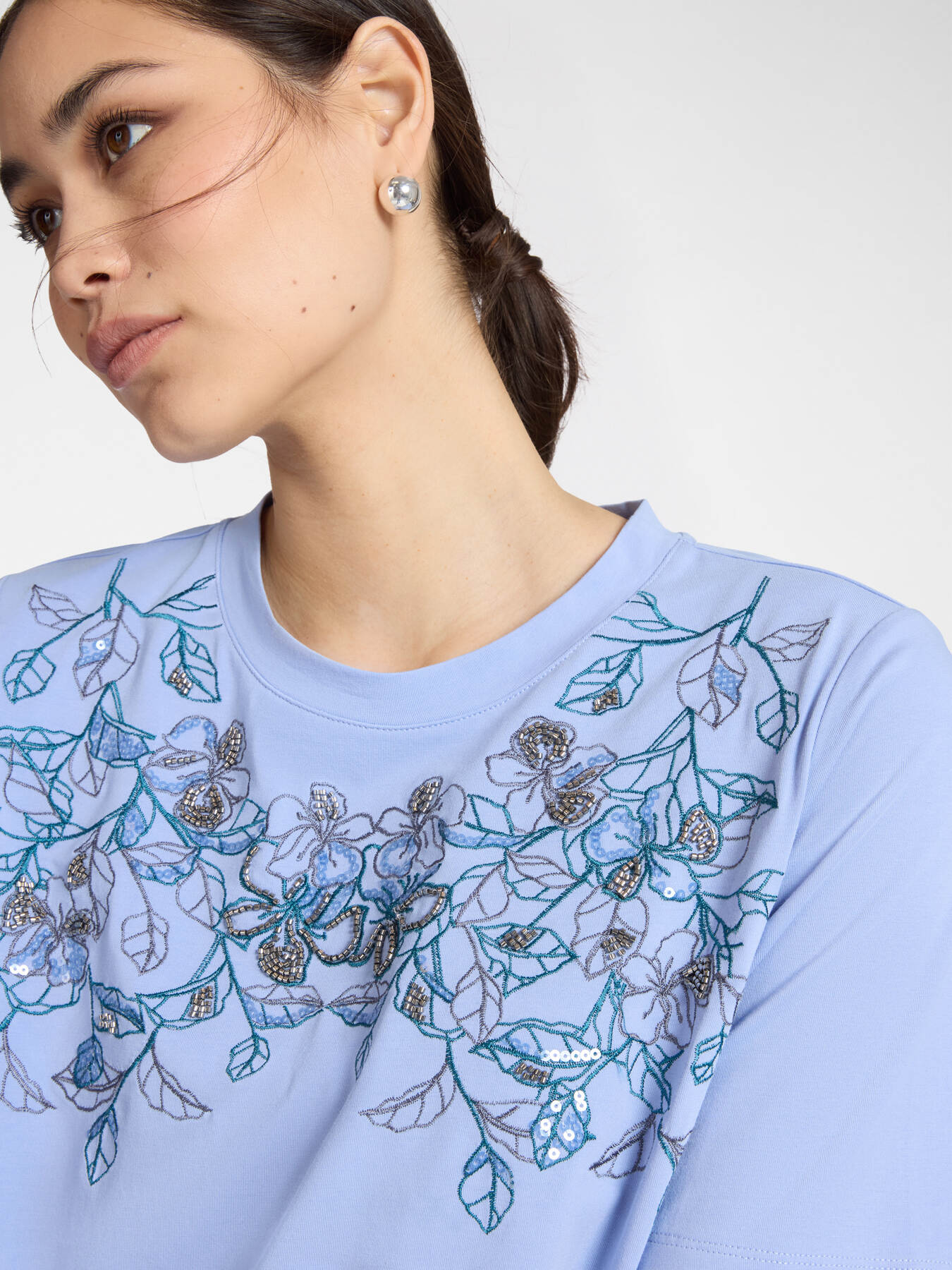 T-shirt con ricamo floreale image number 3