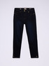 Jeans skinny blu rinse con bottoni sul fondo gamba image number 4