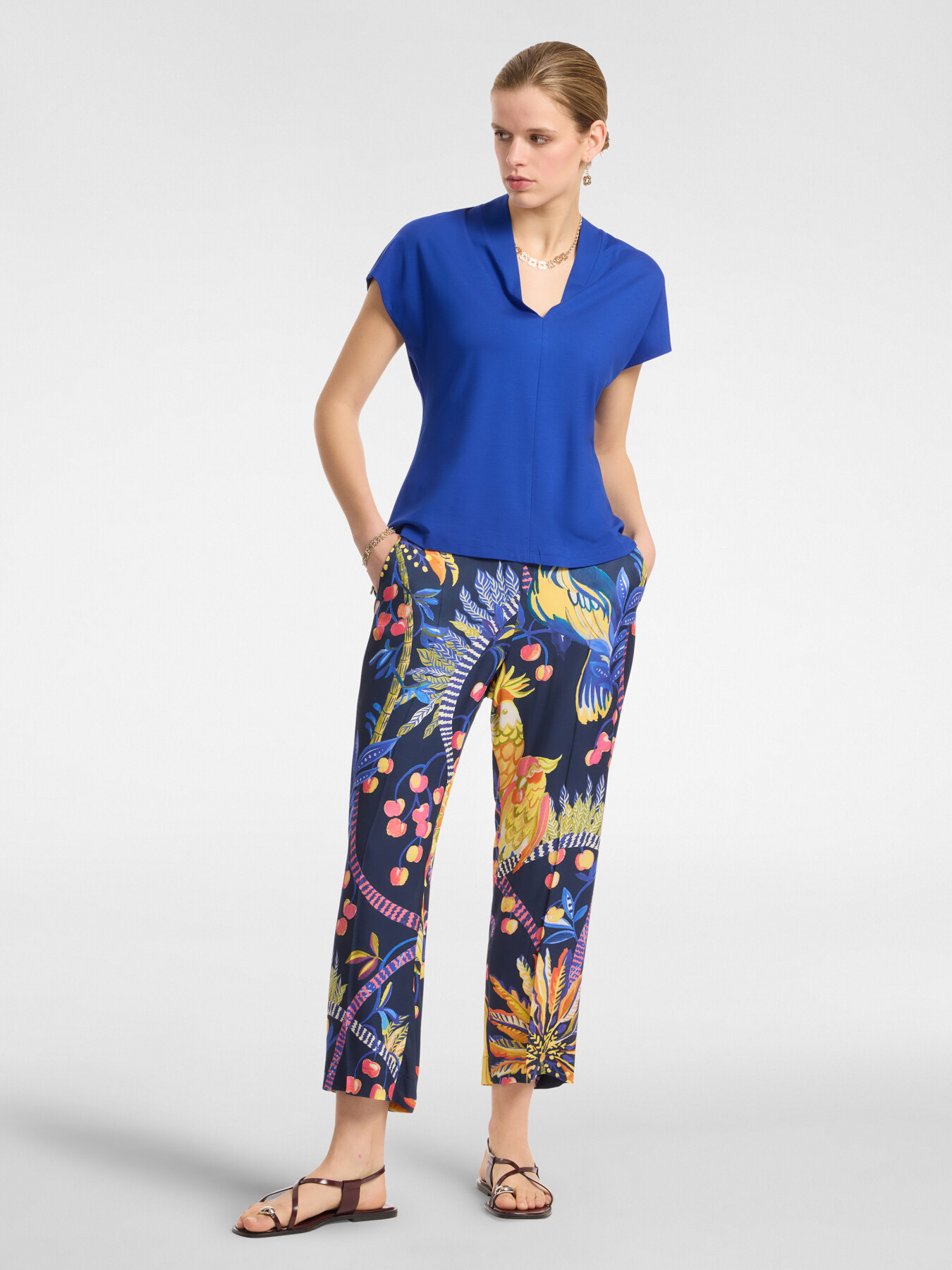 T-shirt com gola levantada image number 2