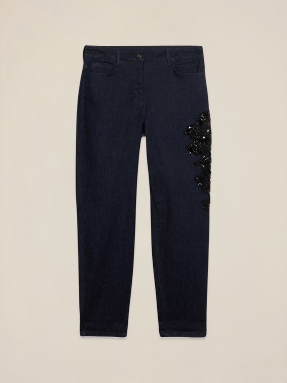 Jeans blu rinse con patch decorativo