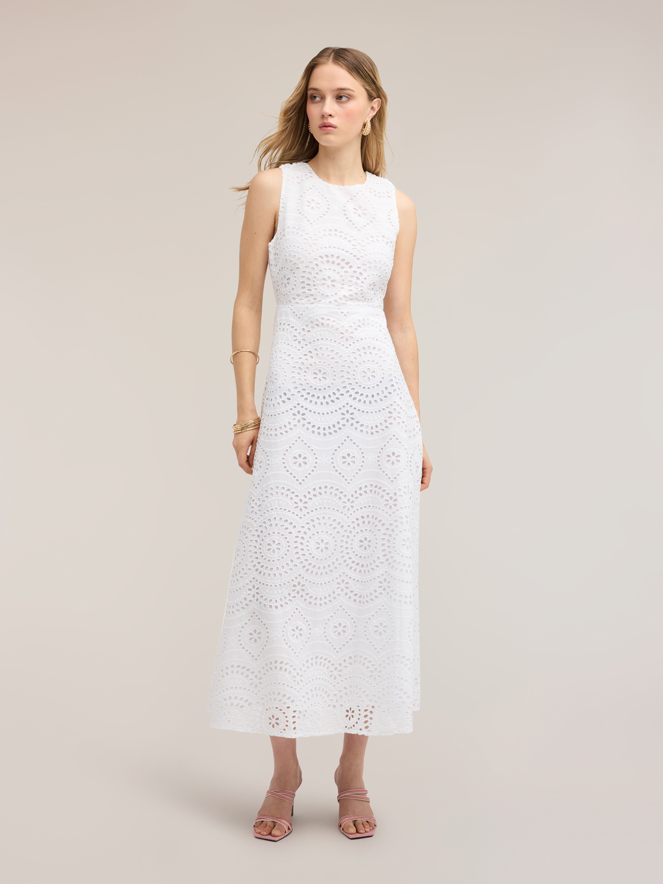 Langes Kleid aus Lochstickerei mit R&uuml;ckenausschnitt image number 3