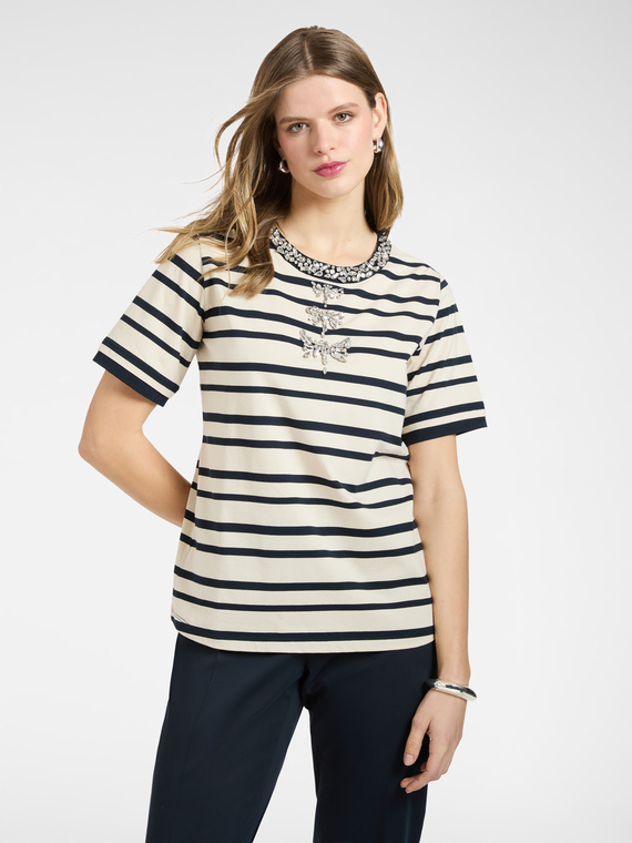 Gestreiftes T-Shirt mit Stickereien