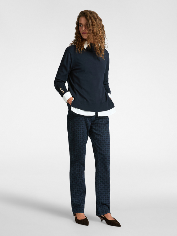 Blaue Jeans mit Monogramm
