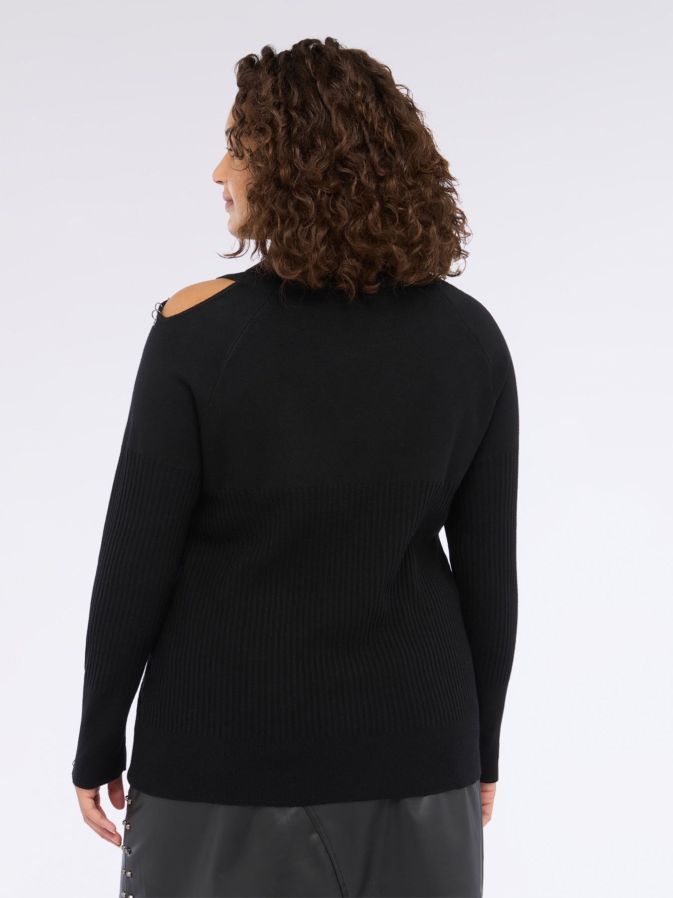 Camiseta con detalle cut out y ojales met&aacute;licos image number 2