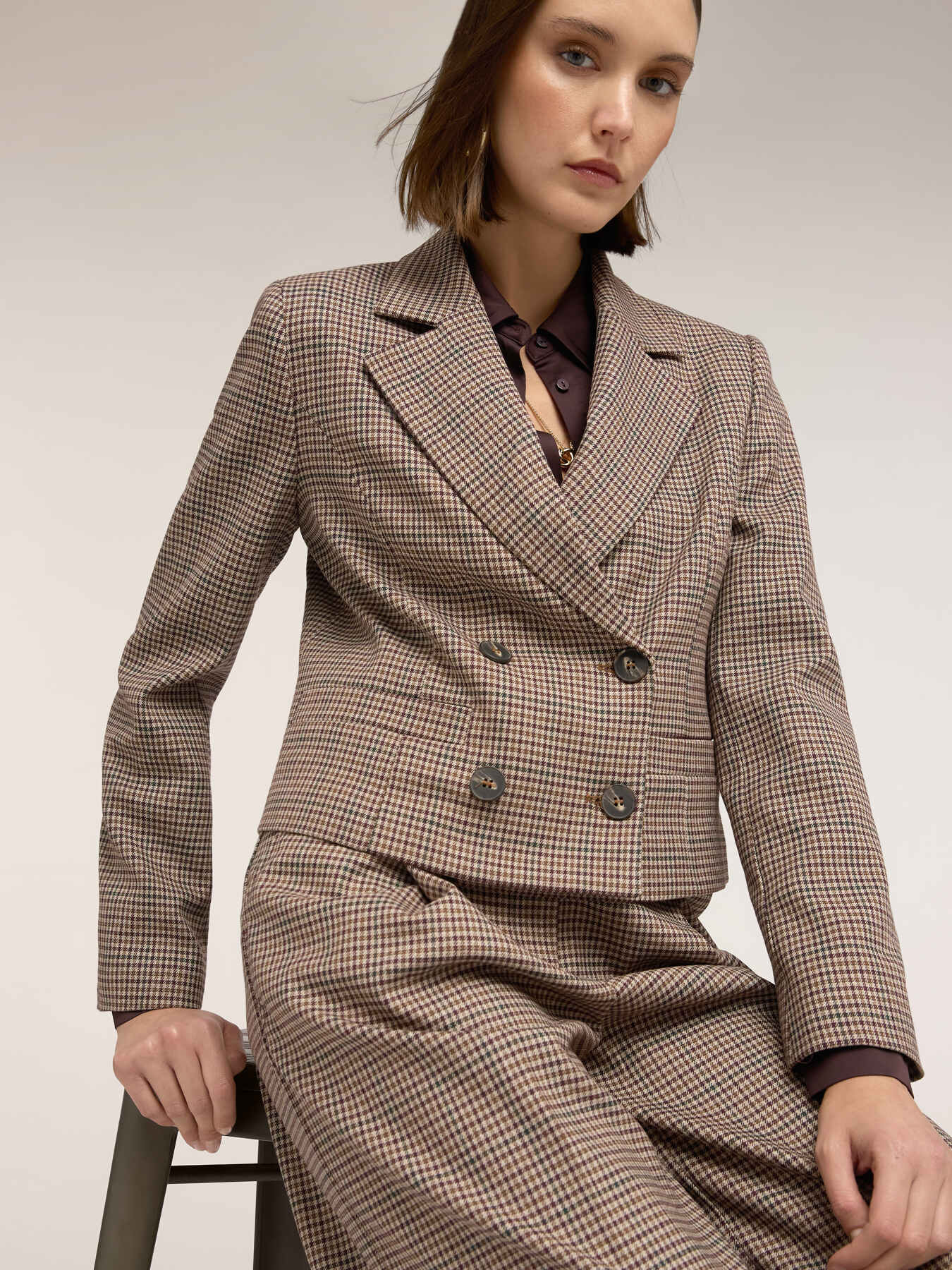 Chaqueta corta cruzada con estampado de cuadros image number 3