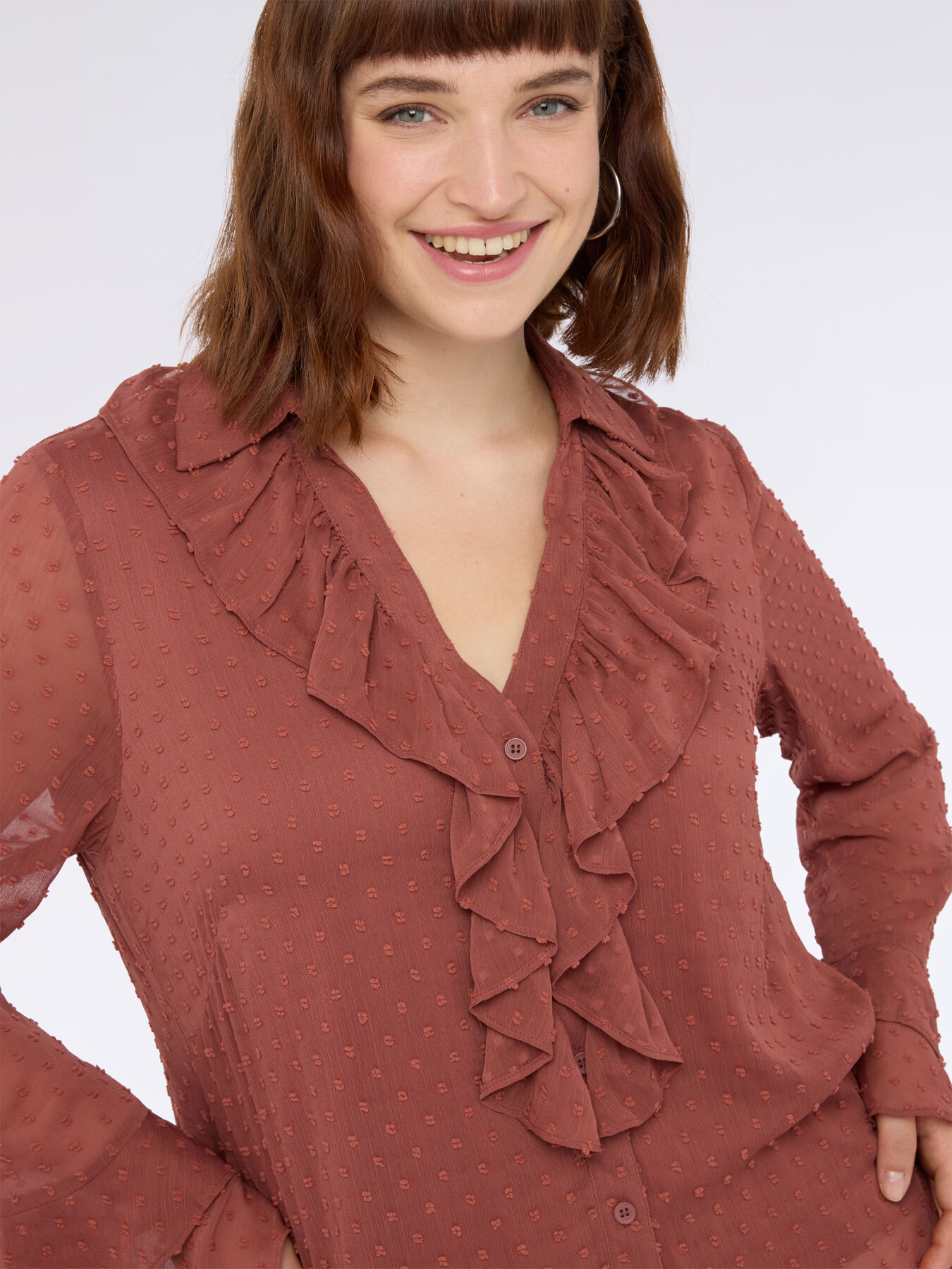 Blusa en tejido plumetis con volantes image number 2