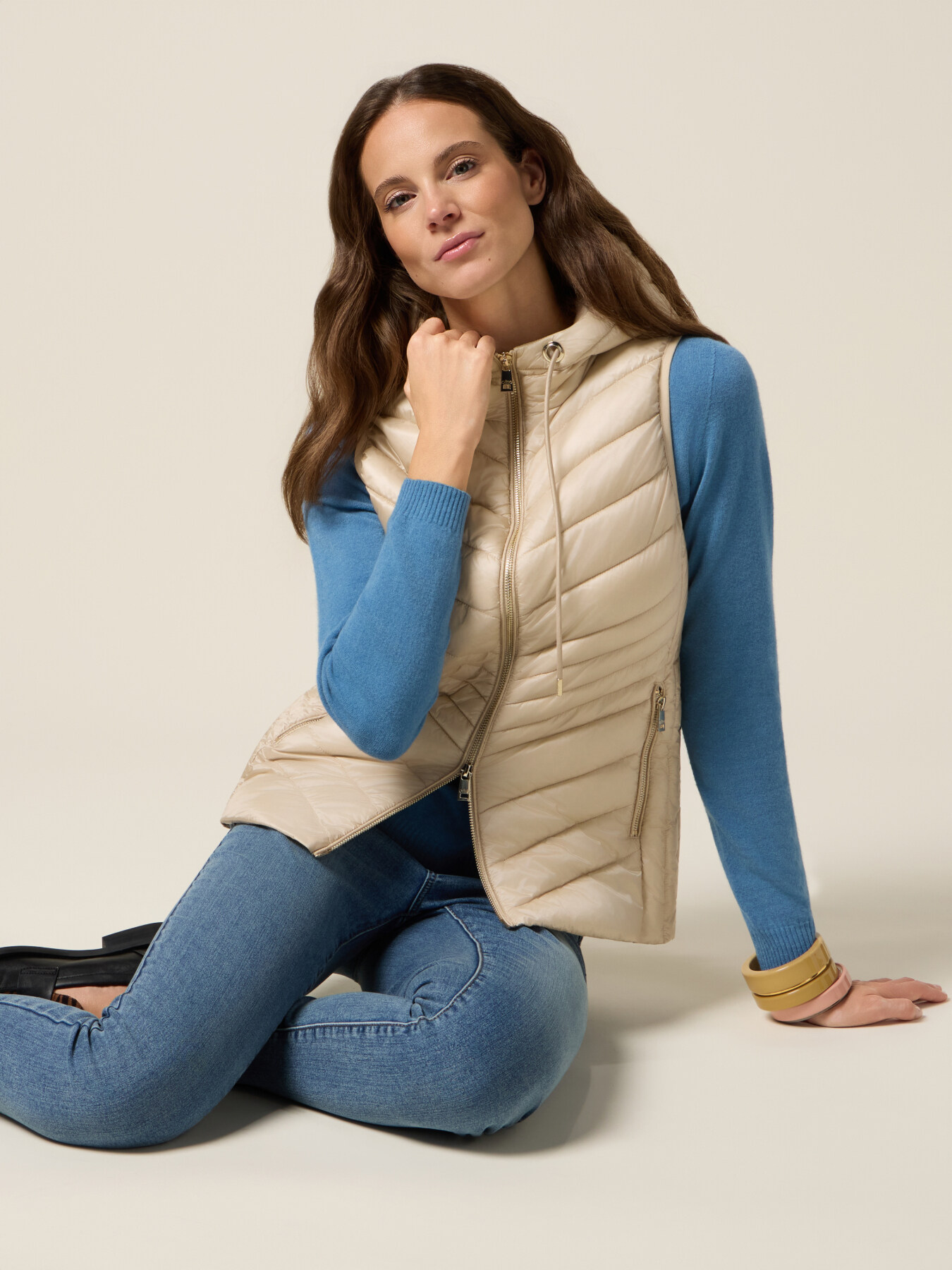 Piumino lightweight smanicato con cappuccio image number 3