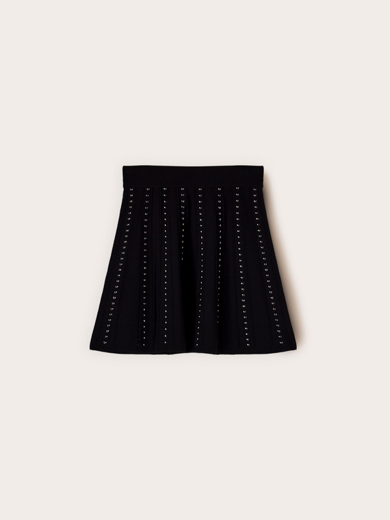 Short knit skirt with appliqués