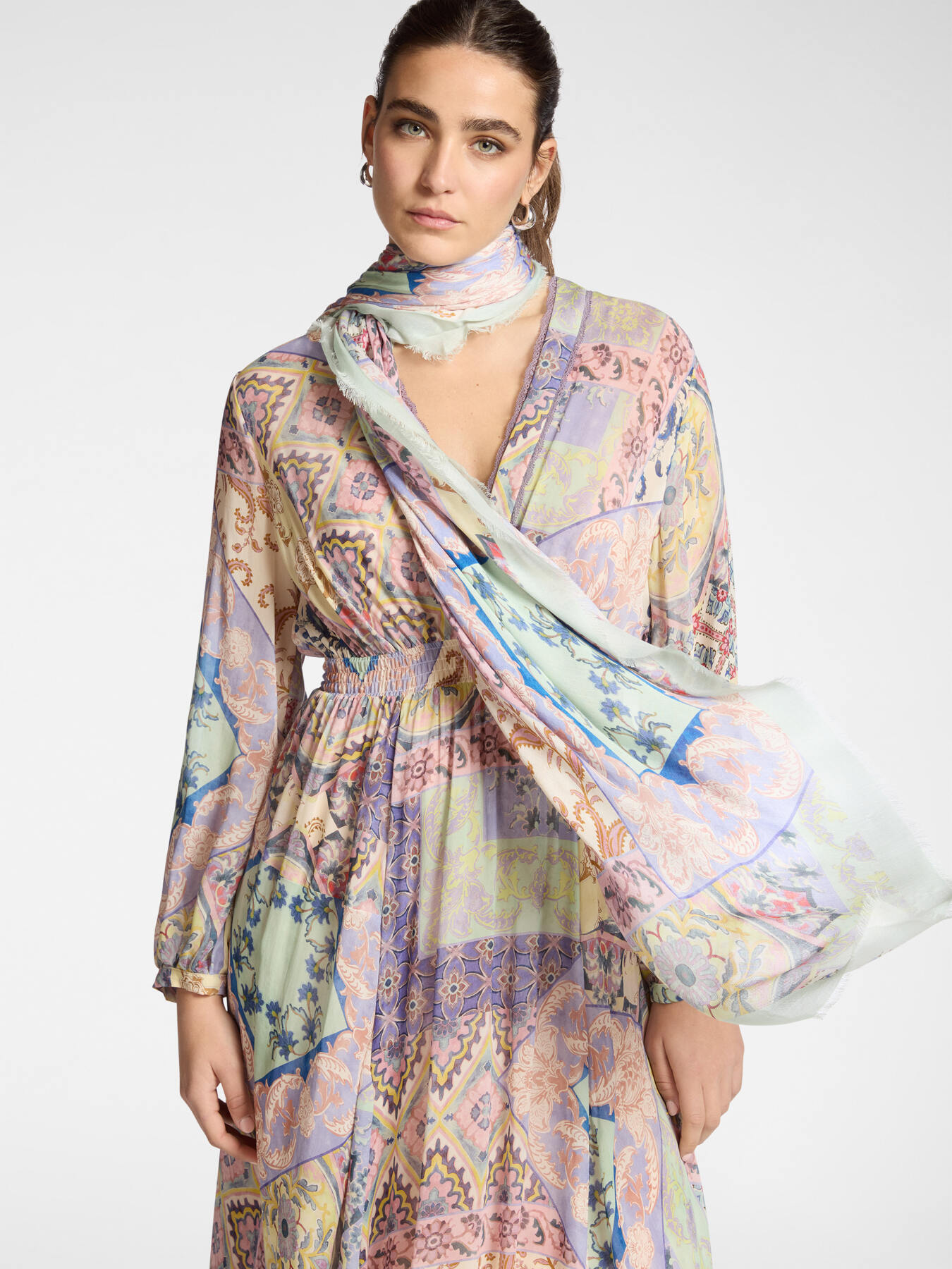 Schal aus bedrucktem Modal image number 2