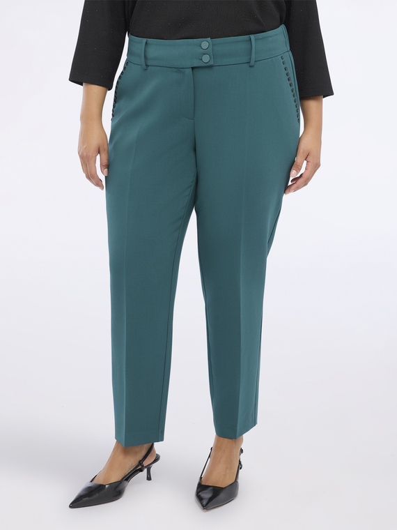 Pantaloni carrot fit con borchie
