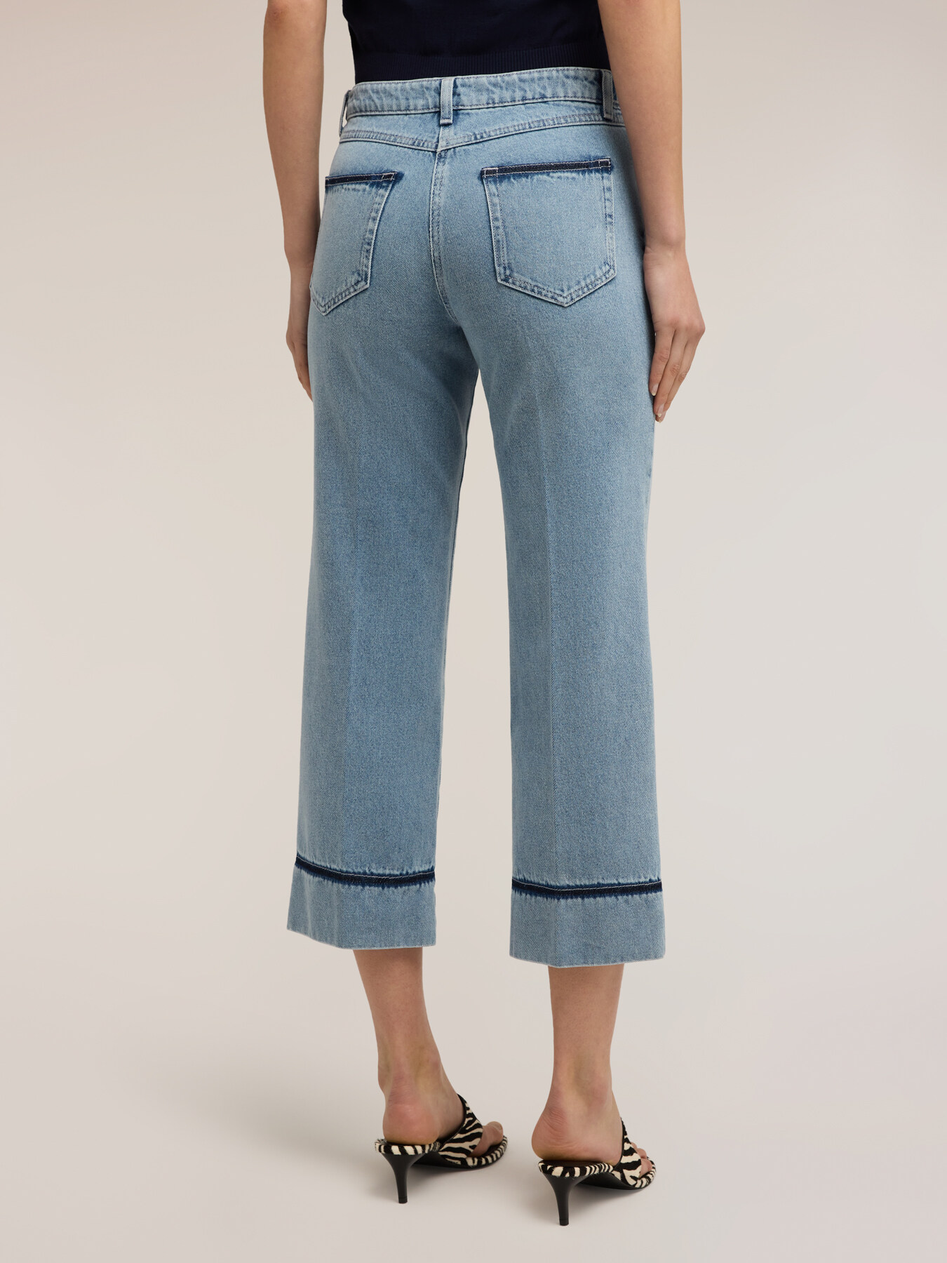 Jean cropped coupe large avec cha&icirc;ne image number 1