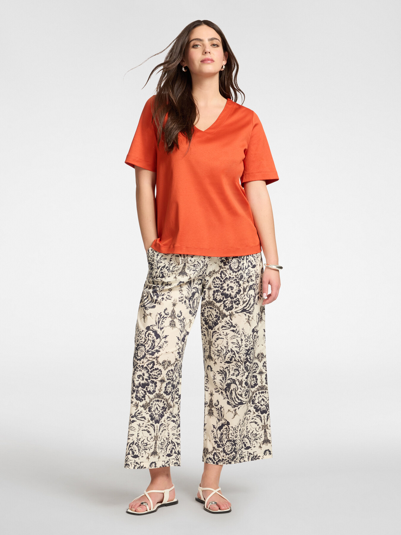 T-Shirt aus Baumwolle mit V-Ausschnitt image number 2