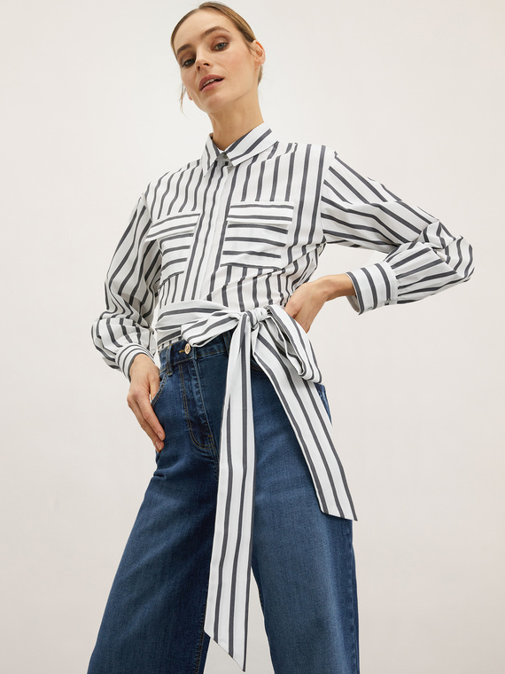 Gestreiftes cropped-Hemdbluse mit Schärpengürtel