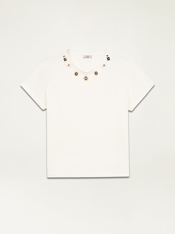 T-shirt with charms