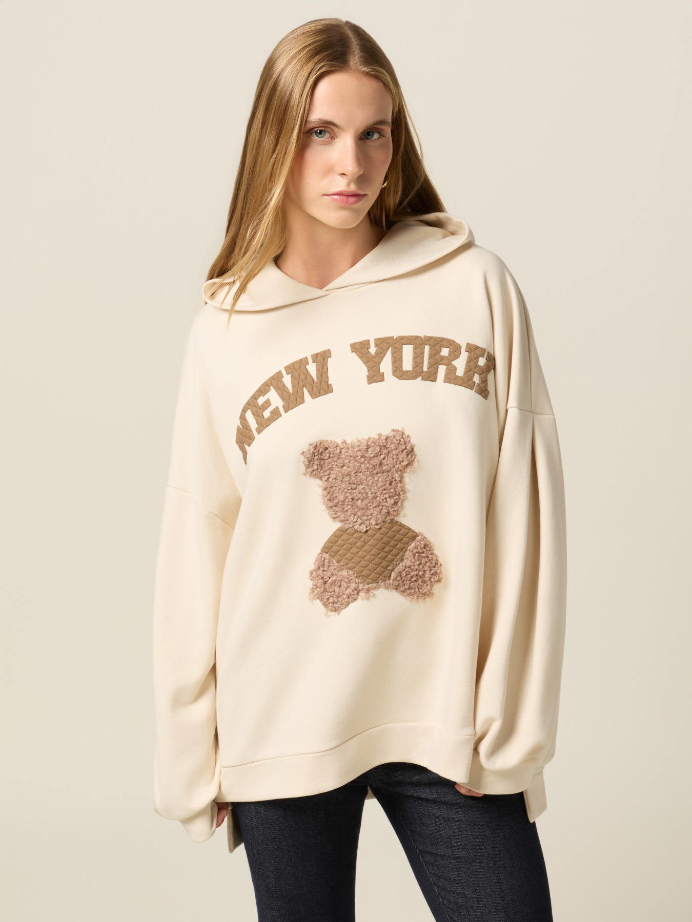 Geschlossener Kapuzenpullover mit Schriftzug image number 0