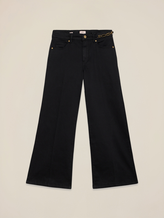 Pantaloni kick flare con dettaglio catena