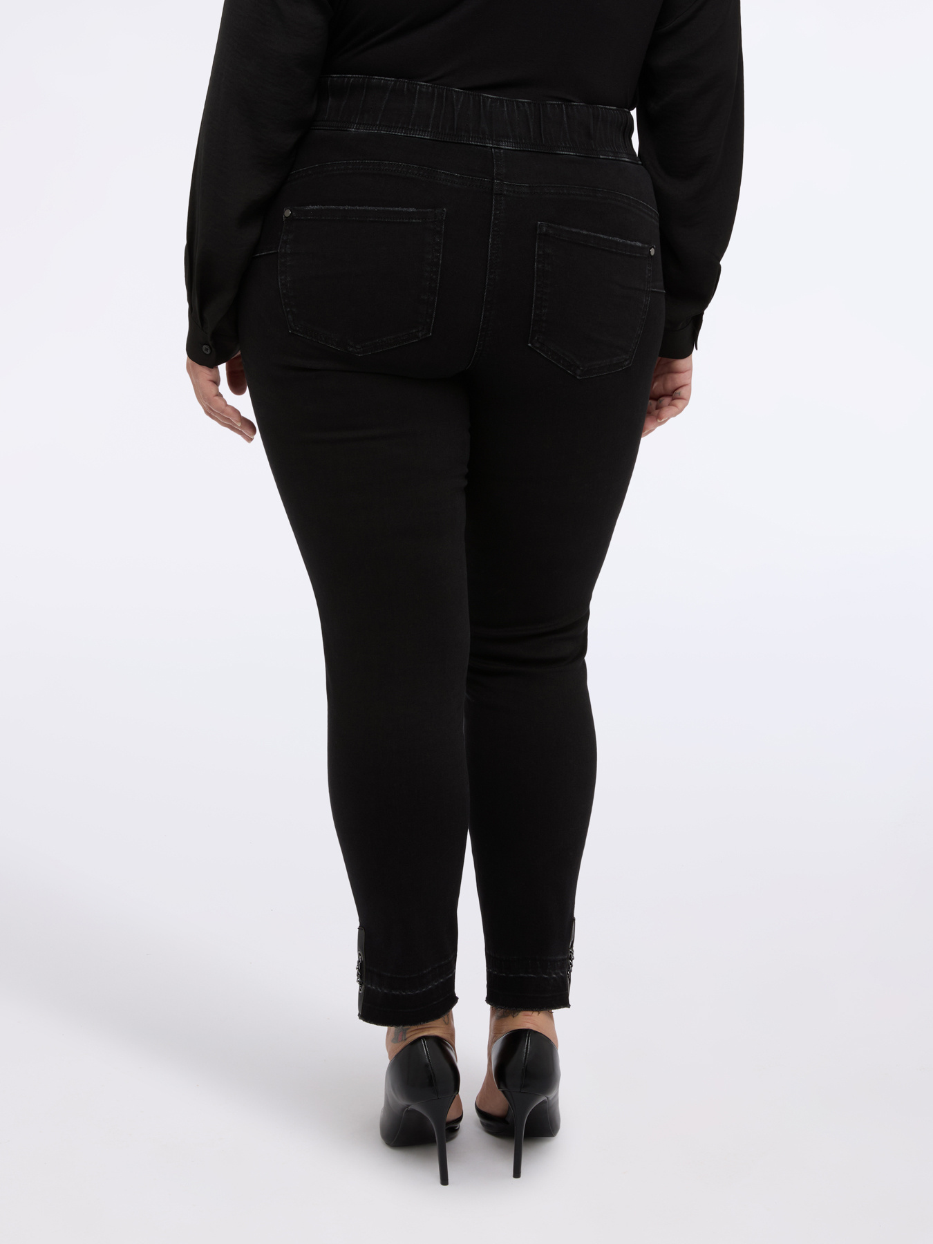 Jean skinny avec mini déchirures et œillets image number 1