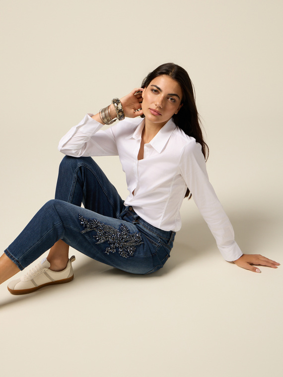Jeans regulares con parche de joya