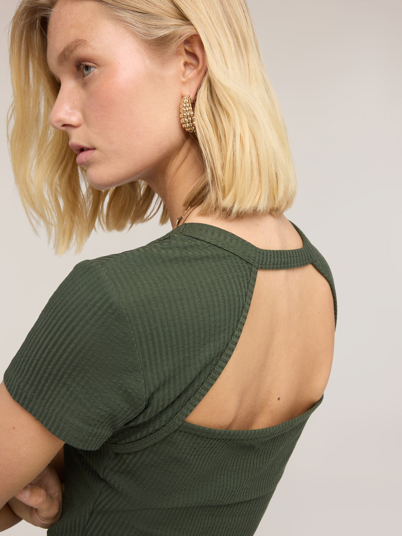 Geripptes Jersey-T-Shirt mit Cut-out image number 3