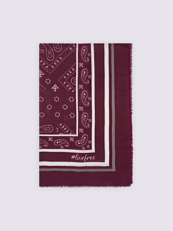 Foulard largo con estampado de cachemira