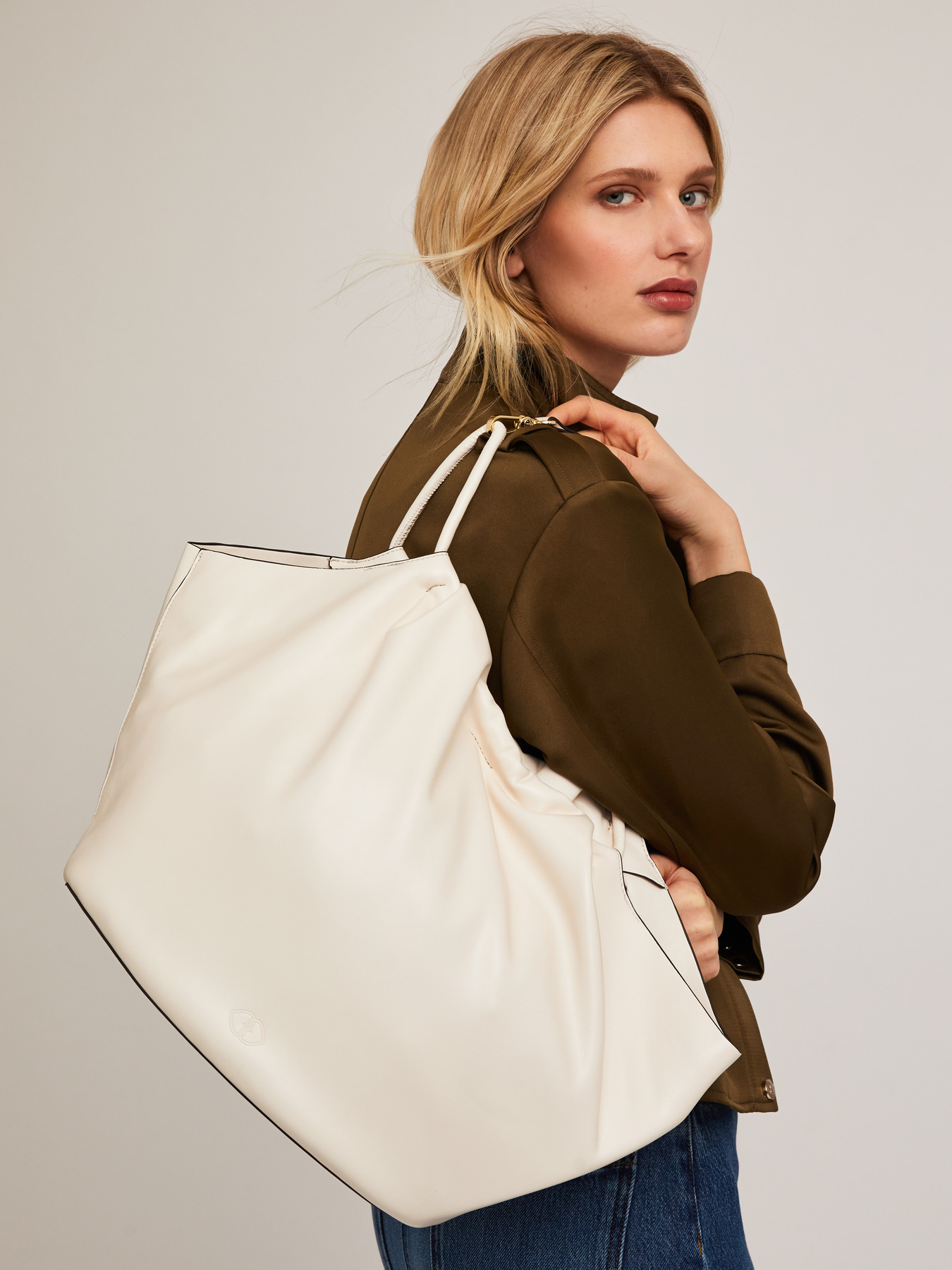 Curly tote bag in coated fabric image number 0