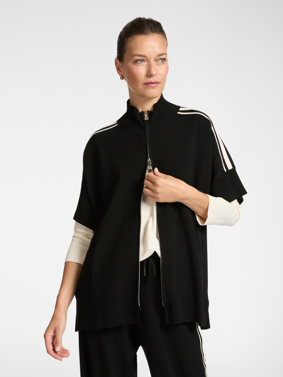 Knitted cape with stripes