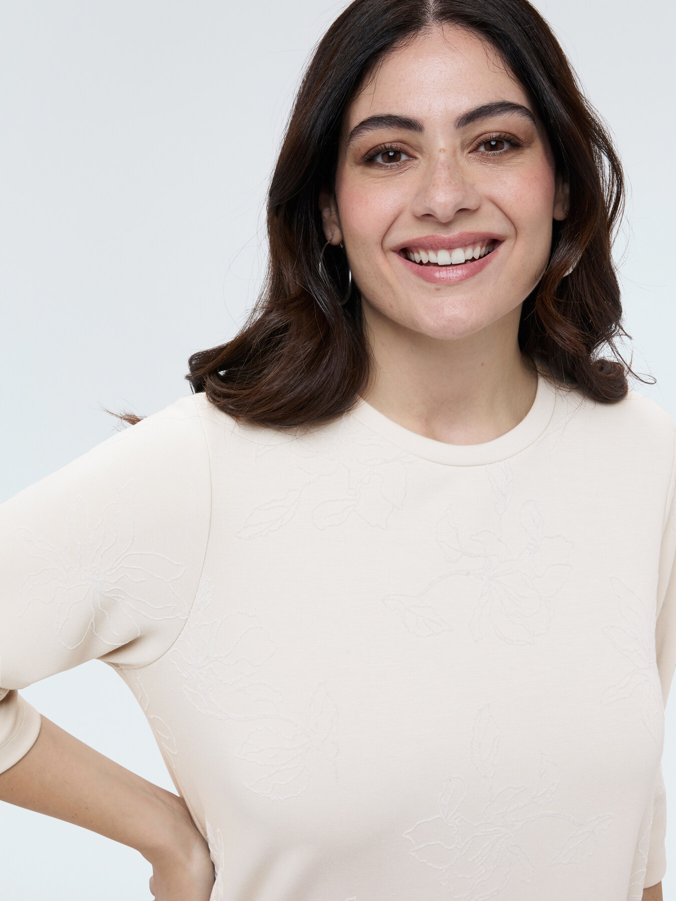 Sudadera en scuba con bordado floral image number 2