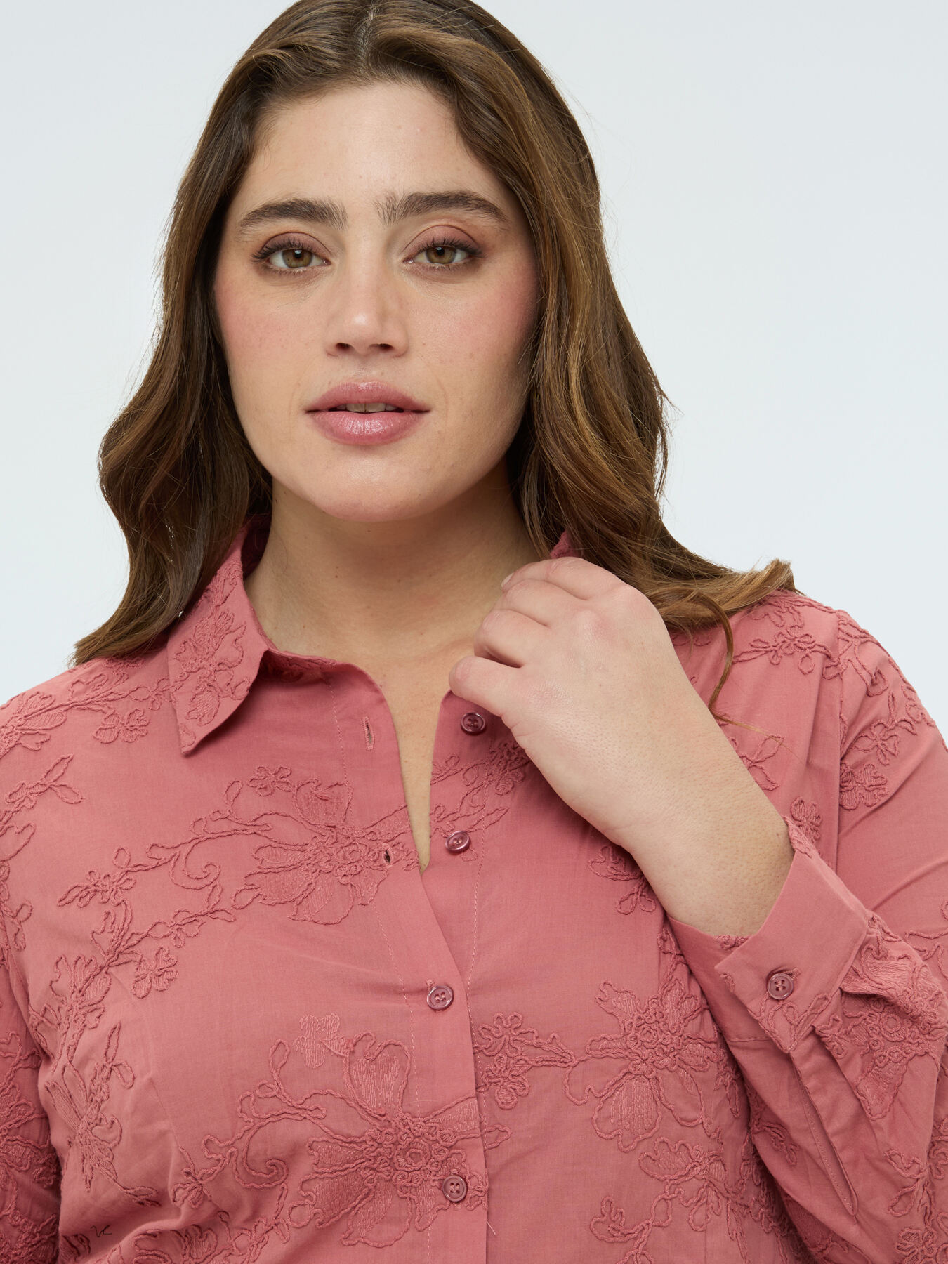 Chemise avec broderies florales ton sur ton image number 3