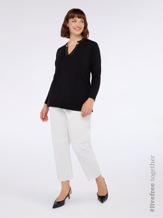 Maglia con catenella sullo scollo a V
