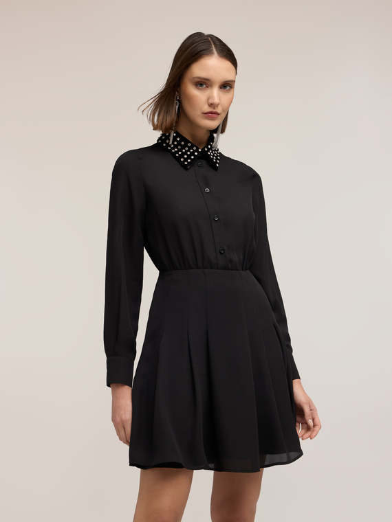 Robe en georgette avec col brod&eacute;