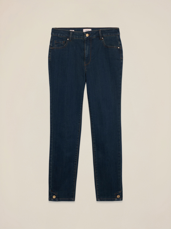 Reguläre Jeans mit dekorativen Knöpfen