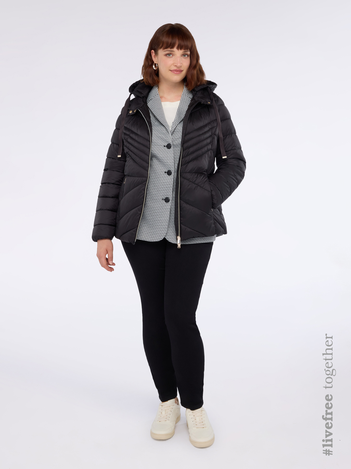 Gesteppte Daunenjacke mit Chevron-Muster und Kapuze image number 0