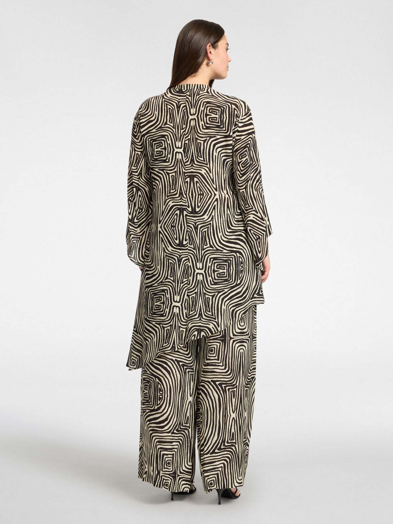 Blusa lunga stampata in viscosa image number 1