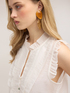 Blusa in mussola con volant image number 3