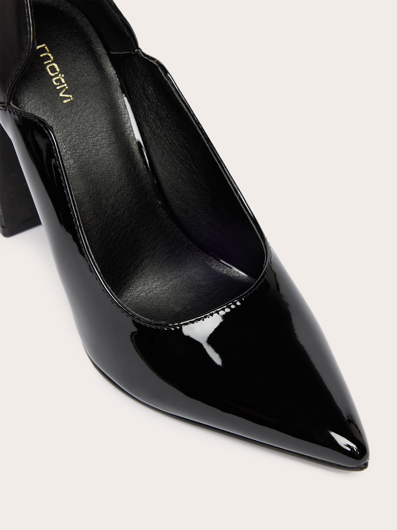 Glossy pumps with matte heel image number 3