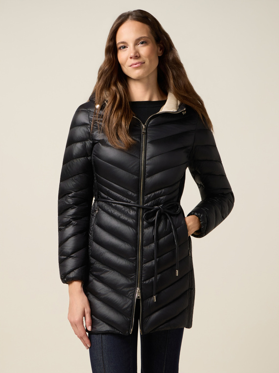 Mittellange Daunenjacke mit Kapuze und Gürtel